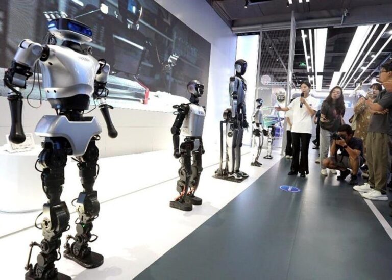 У Китаї відкрився торговий центр з продажу людиноподібних роботів