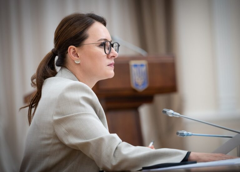 Уряд дозволить виїзд молодим українцям