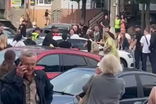У Вінниці мітингувальники "відбили" ухилянта у ТЦК У Вінниці мітингувальники "відбили" ухилянта у ТЦК