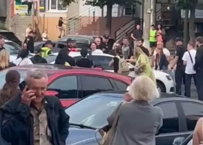 У Вінниці мітингувальники "відбили" ухилянта у ТЦК