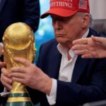 "Можна я залишу його собі?": Трамп не захотів віддавати кубок ЧС з футболу