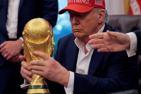 "Можна я залишу його собі?": Трамп не захотів віддавати кубок ЧС з футболу "Можна я залишу його собі?": Трамп не захотів віддавати кубок ЧС з футболу