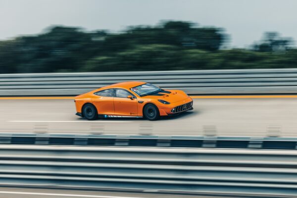 Електроконцепт Mercedes AMG проїхав довжину екватору за сім днів Електроконцепт Mercedes AMG проїхав довжину екватору за сім днів