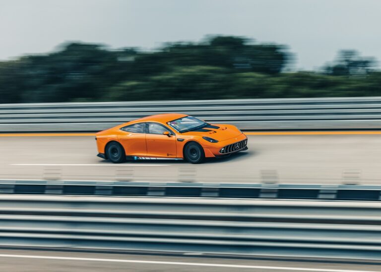 Електроконцепт Mercedes AMG проїхав довжину екватору за сім днів