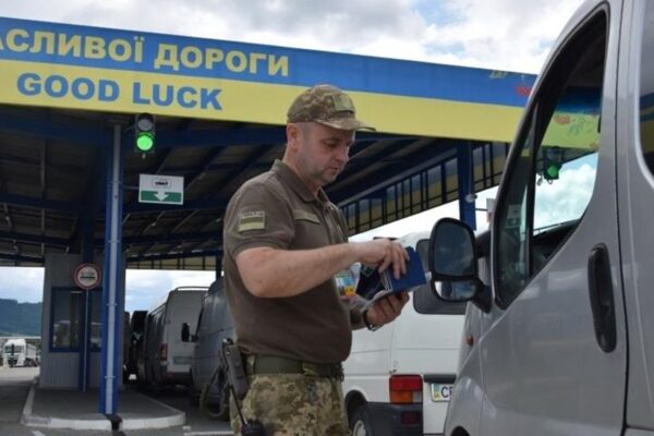 На кордоні фіксують в'їзд чоловіків віком 18-22 років до України