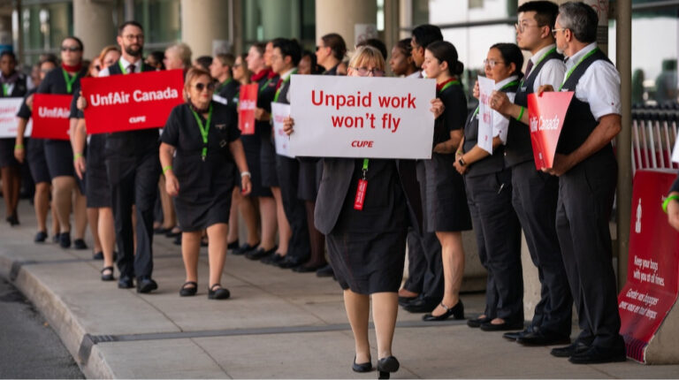 Бортпровідники у Канаді продовжать страйк попри рішення уряду