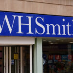 Акції британського ритейлера WH Smith впали на 40% через бухгалтерську помилку