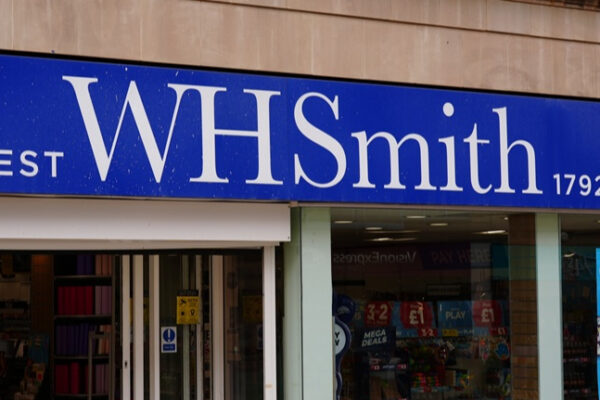 Акції британського ритейлера WH Smith впали на 40% через бухгалтерську помилку