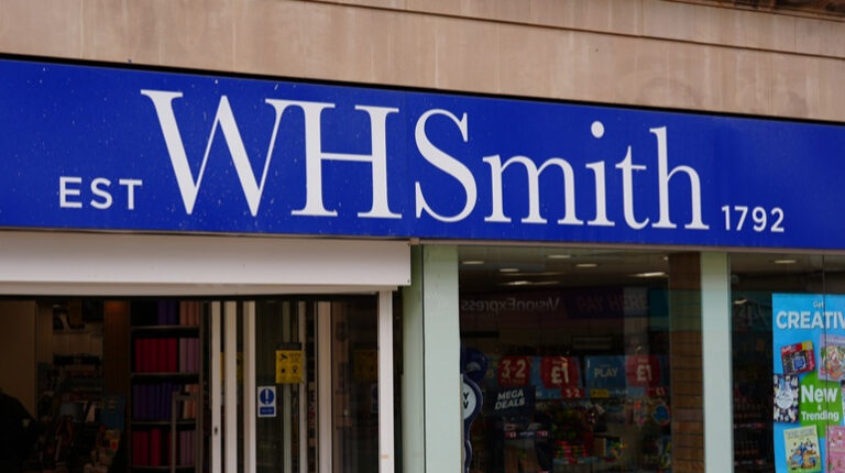 Акції британського ритейлера WH Smith впали на 40% через бухгалтерську помилку