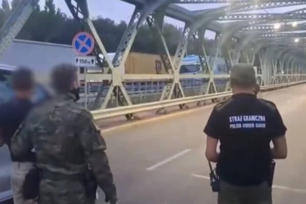 Польща депортувала українця, який погрожував самопідпалом