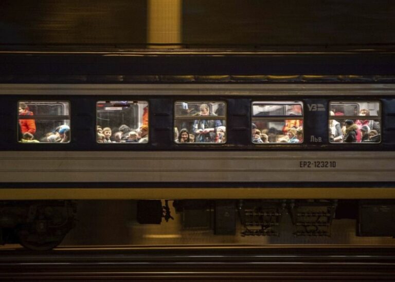 Пасажирів міжнародного потяга евакуювали через вибухи на Київщині - ЗМІ