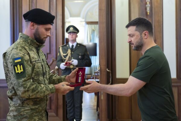 Зеленський привітав та нагородив воїнів-танкістів Зеленський привітав та нагородив воїнів-танкістів