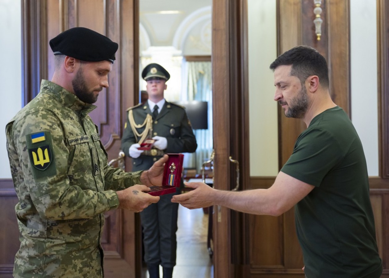 Зеленський привітав та нагородив воїнів-танкістів