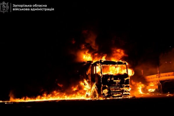 Росіяни обстрілюють Запоріжжя: руйнування і пожежа Росіяни обстрілюють Запоріжжя: руйнування і пожежа