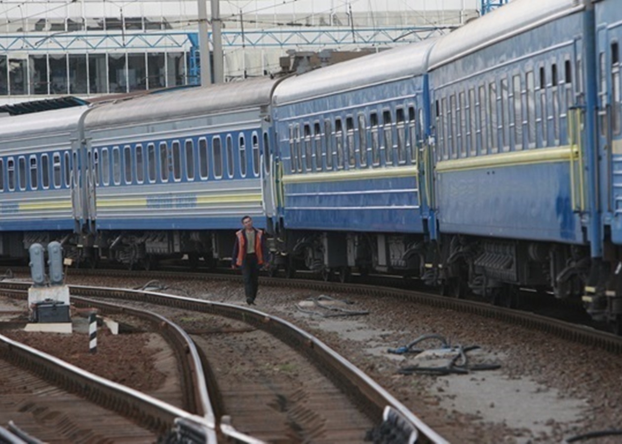 РФ вдарила по залізниці: які потяги затримуються