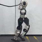 Робот з Південної Кореї виконав "місячну ходу" на відео