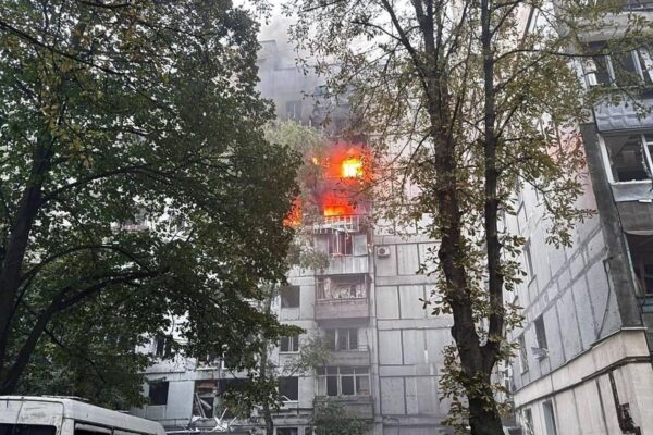 Момент прильоту ракети у Дніпрі потрапив на відео Момент прильоту ракети у Дніпрі потрапив на відео