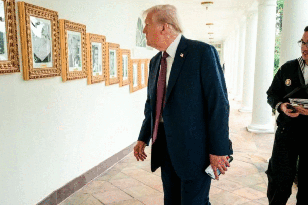 Трамп замінив портрет Байдена на фото апарата для автопідпису документів