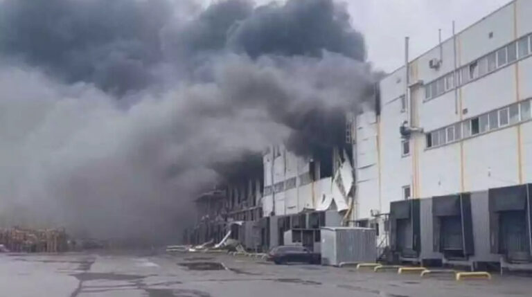 У Дніпрі російська ракета влучила у склад АТБ