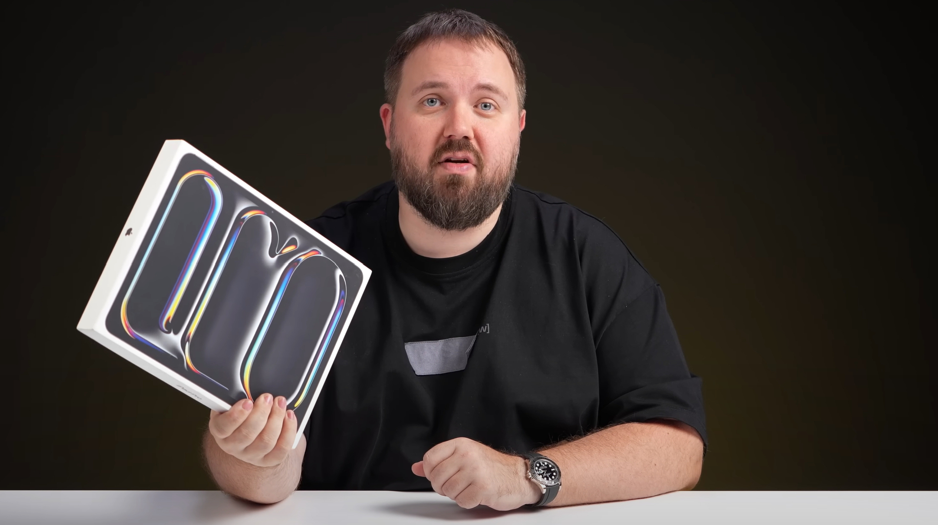 iPad із маркуванням "Еппл Україна" з’явився у ролику російського блогера: чи справді він з України?