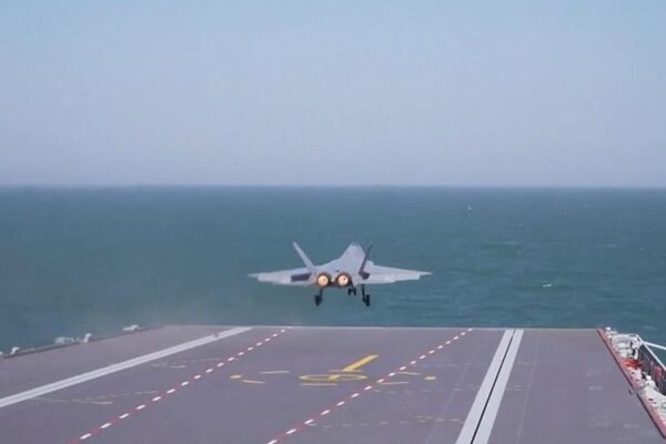 Китай уперше показав зліт винищувача J-15T з авіаносця Фуцзянь