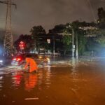 Негода в Одесі: вулиці підтоплені, водолази шукають зниклу людину