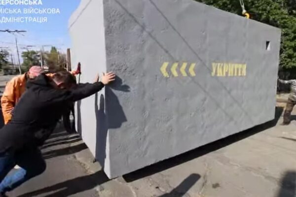 У Херсоні показали встановлення мобільного укриття