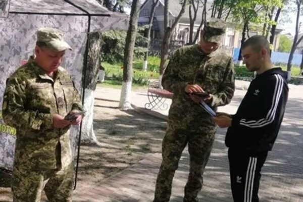 У Кривому Розі чоловік поранив ножем двох працівників ТЦК