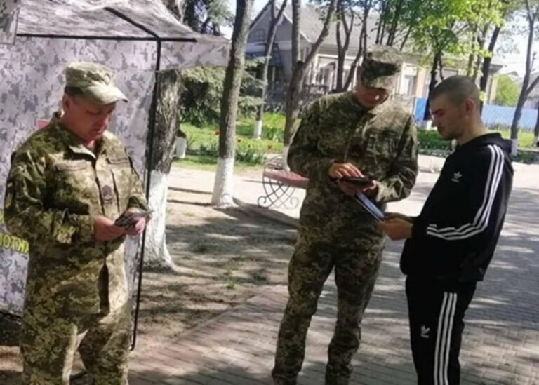 У Кривому Розі чоловік поранив ножем двох працівників ТЦК