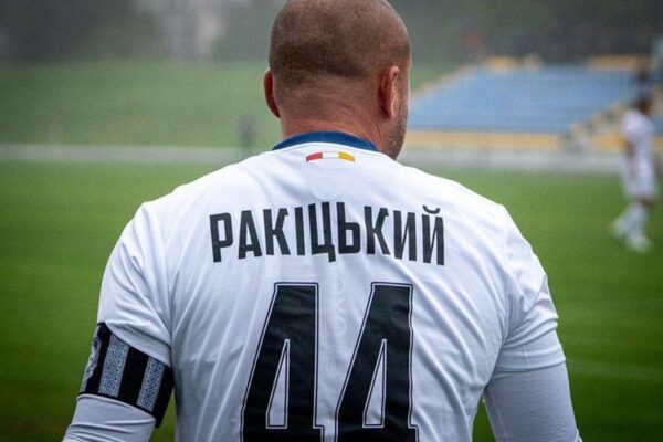 Ракіцький б'є головою, та не у ворота, а суперника Ракіцький б'є головою, та не у ворота, а суперника
