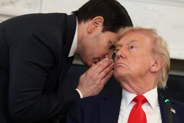 ЗМІ дізналися, хто переконав Трампа запровадити санкції проти РФ ЗМІ дізналися, хто переконав Трампа запровадити санкції проти РФ