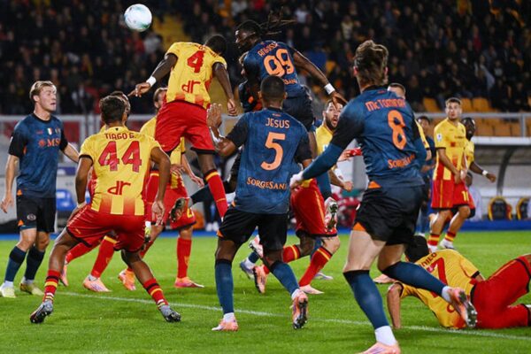 Наполі мінімально перемогла Лечче на виїзді Наполі мінімально перемогла Лечче на виїзді