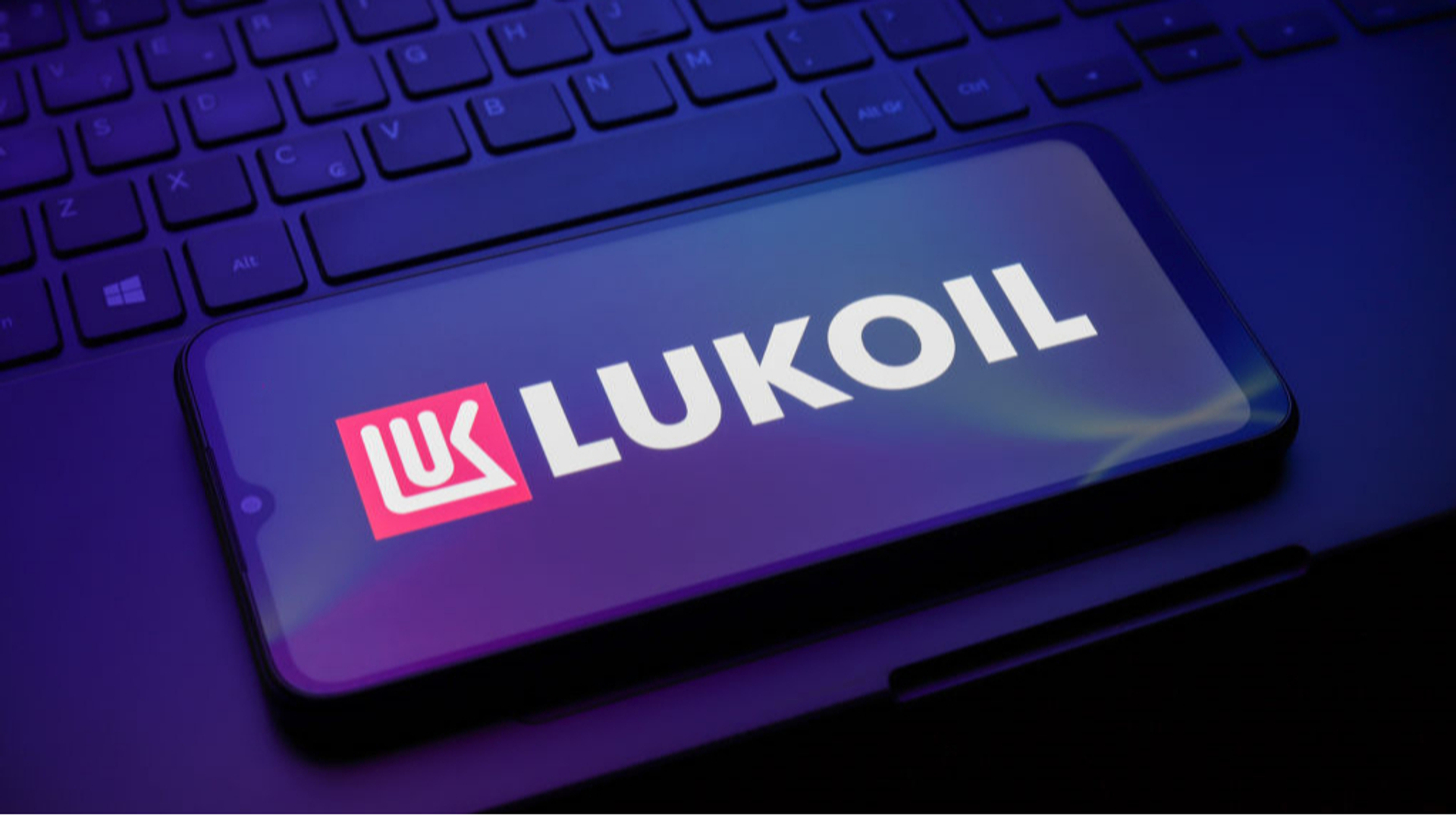 Велика нафтокомпанія РФ розпродає міжнародні активи після санкцій США