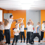 Вчителі на прифронтових територіях отримуватимуть щомісячну доплату