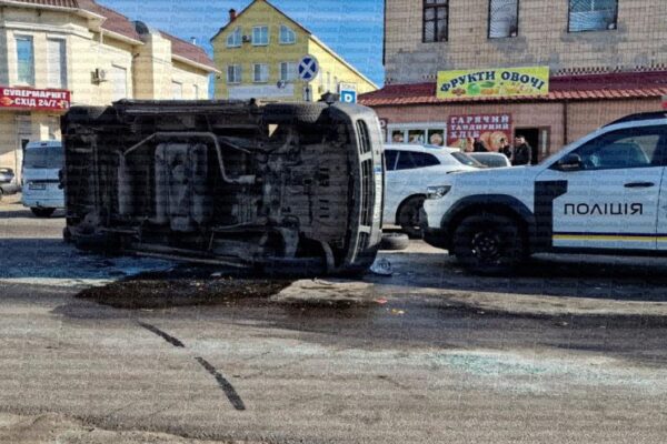 В Одесі натовп перекинув мікроавтобус ТЦК
