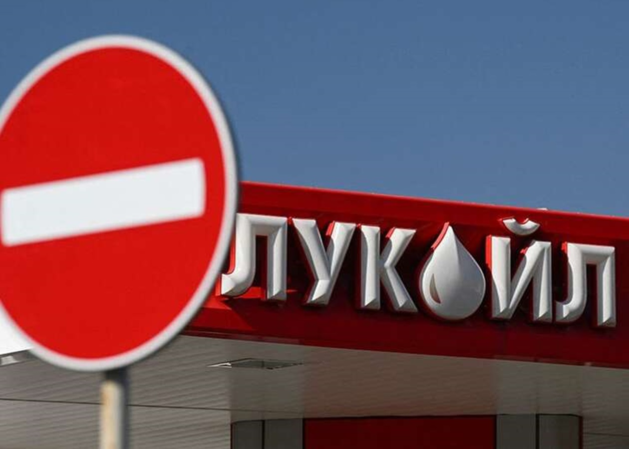 Литва закриває потік нафтопродуктів Лукойлу до Калінінграда