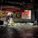 У Новгород-Сіверському показали наслідки нічного удару по центру міста У Новгород-Сіверському показали наслідки нічного удару по центру міста