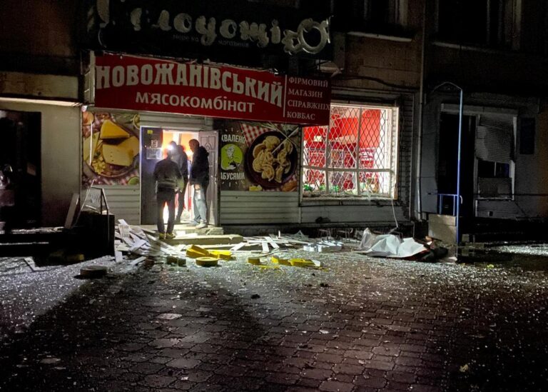 У Новгород-Сіверському показали наслідки нічного удару по центру міста