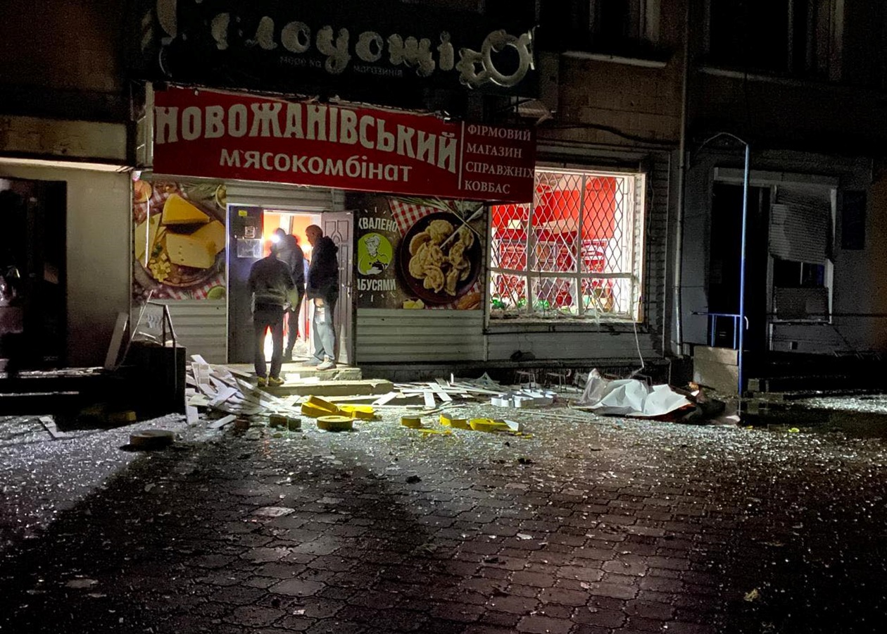 У Новгород-Сіверському показали наслідки нічного удару по центру міста