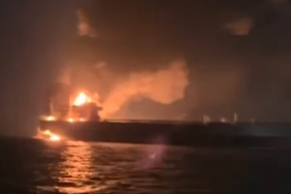 У Чорному морі загорілося два підсанкційні тенкери