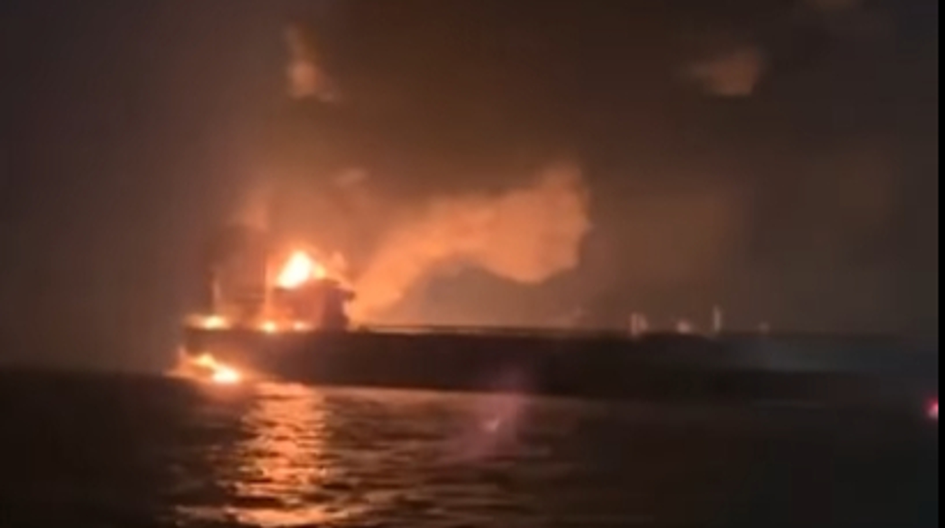 У Чорному морі загорілося два підсанкційні тенкери