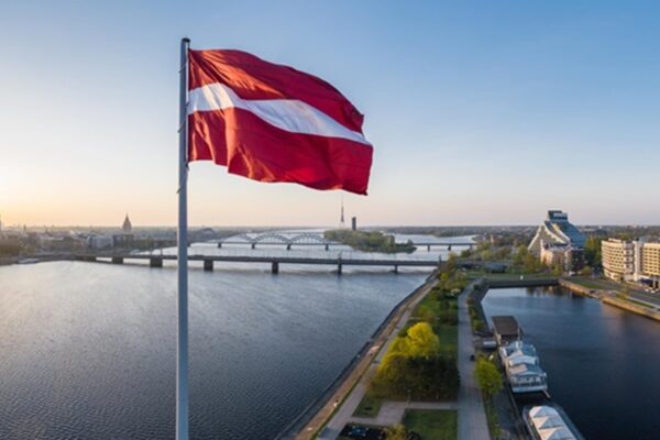 Латвія скорочує підтримку українських біженців