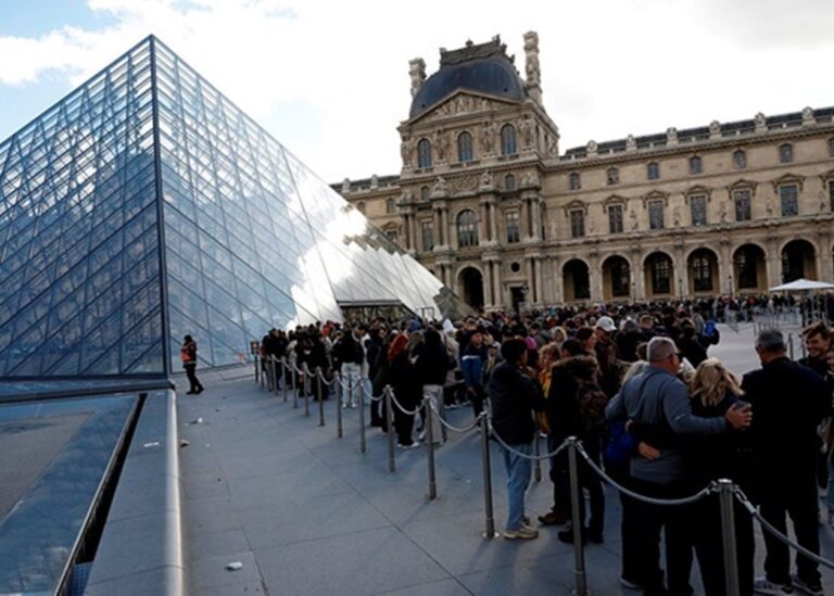 Новий скандал у Луврі: через прорив труби затоплені сотні рідкісних книг