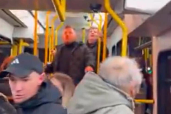 У Польщі двоє чоловіків побили українця у трамваї