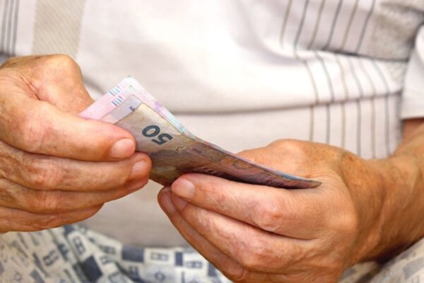 Отримувачів соцвиплат проінспектують: до кого прийдуть з перевірками