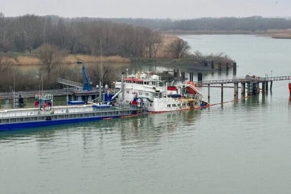 Атакований у Ростові танкер повільно йде на дно - ЗМІ