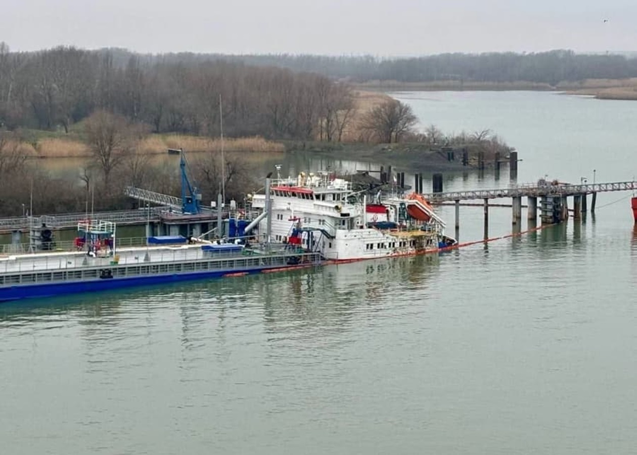 Атакований у Ростові танкер повільно йде на дно - ЗМІ