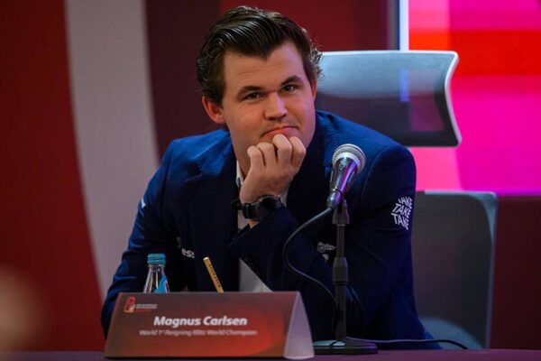 Магнус Карлсен стає чемпіоном зі швидких шахів