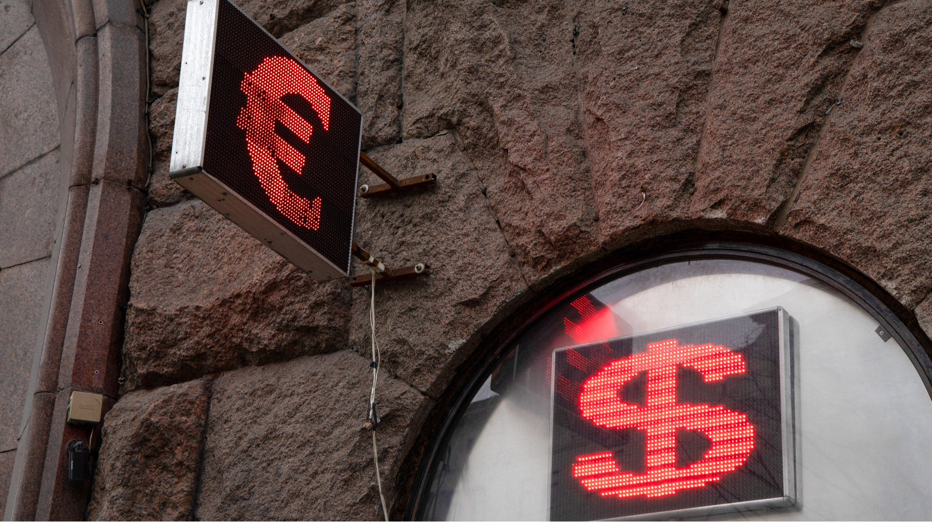 Нацбанк показав курс долара і євро на середу 3 грудня