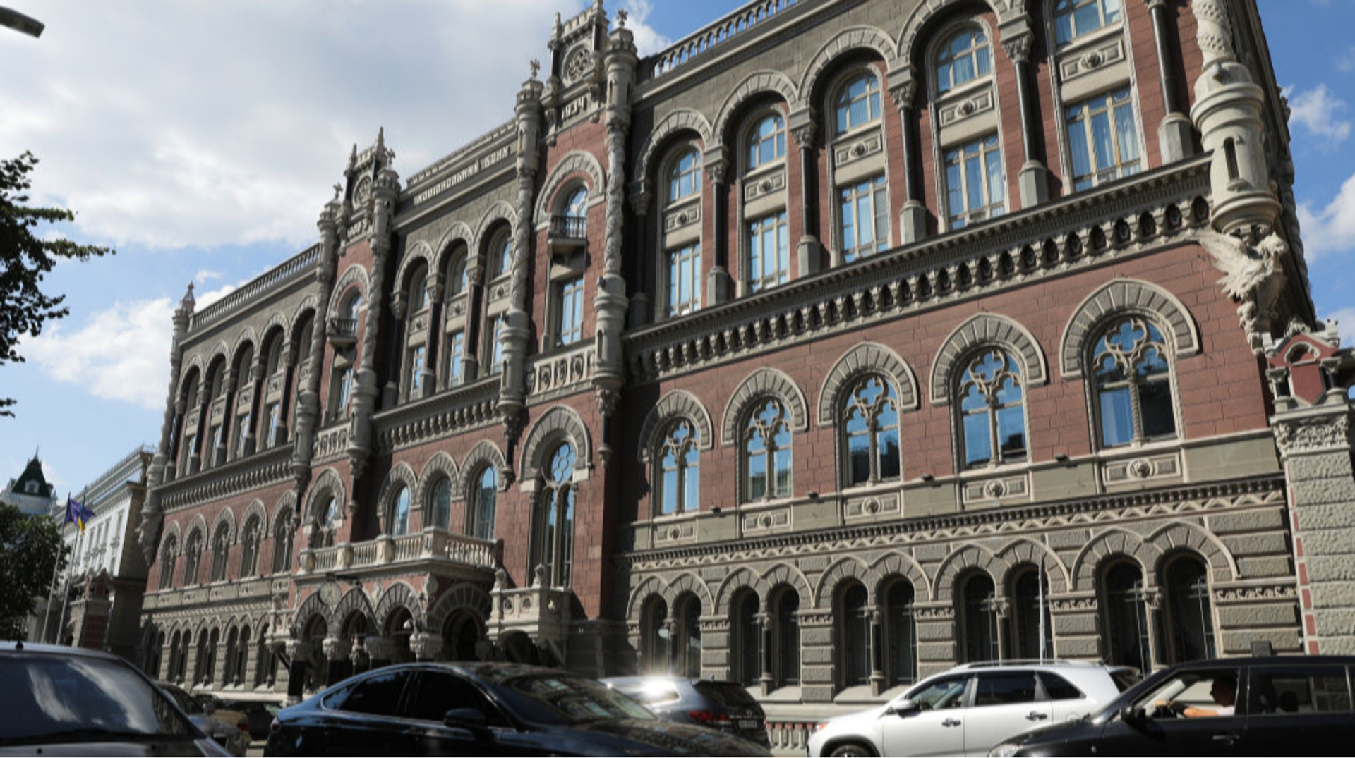 НБУ пом’якшив валютні обмеження для резидентів Defence City